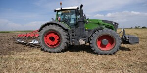Why I Bought the 517 HP Fendt 1050 Tractor: Power & Precision!